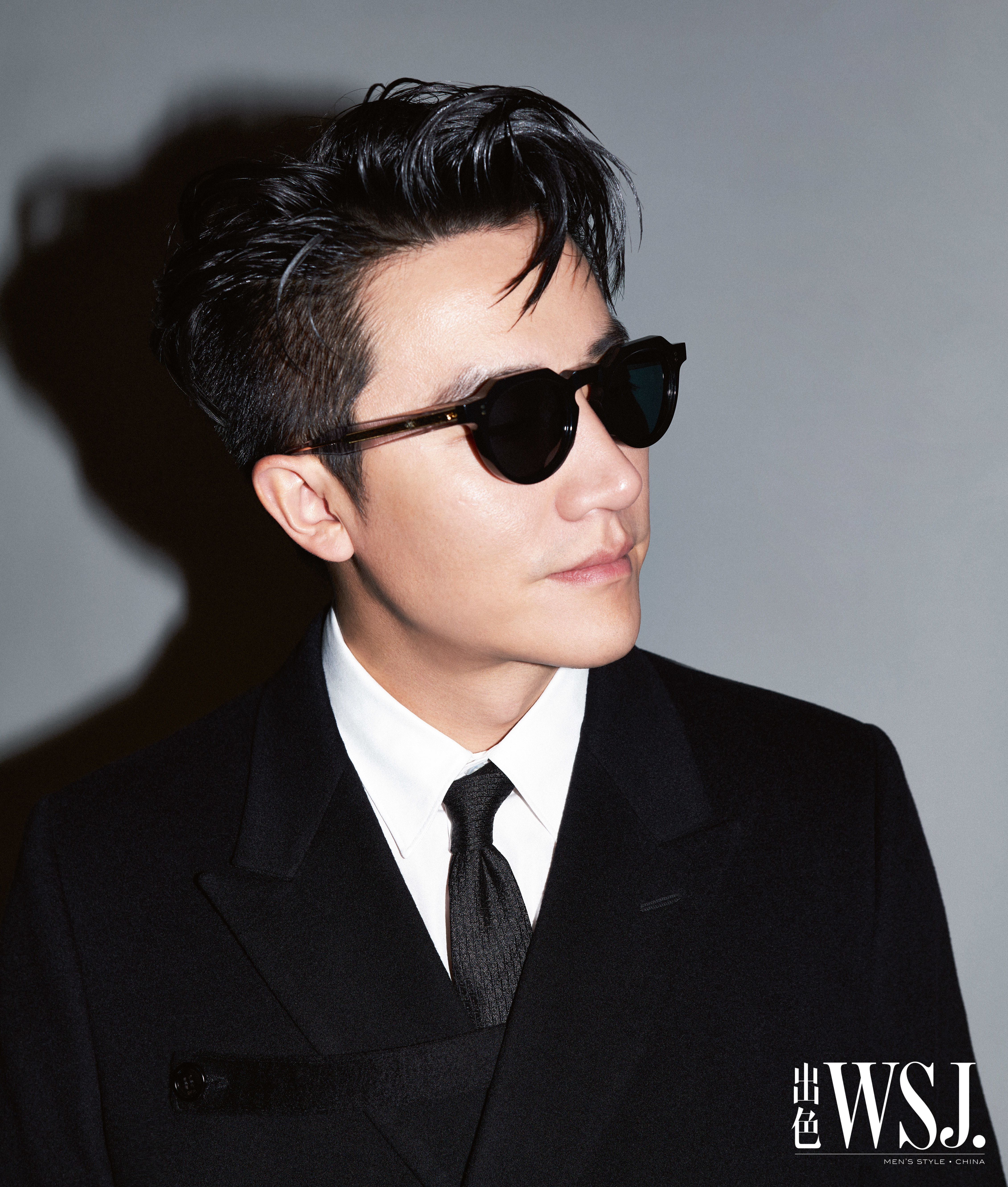 黄轩登时尚杂志十二月刊封面复古正装彰显绅士品格