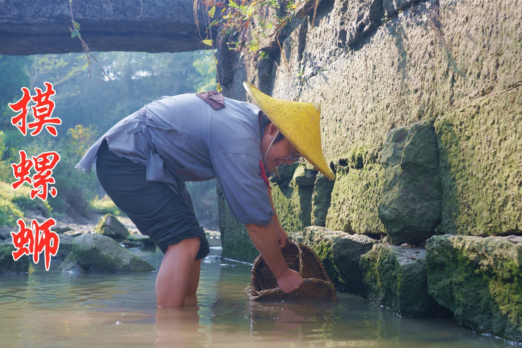 农村小伙下河摸螺蛳，10分钟就捡了20多斤，这下有口福了！