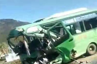 安徽潜山中巴与大货车相撞致8死3伤：涉事中巴为农班车辆