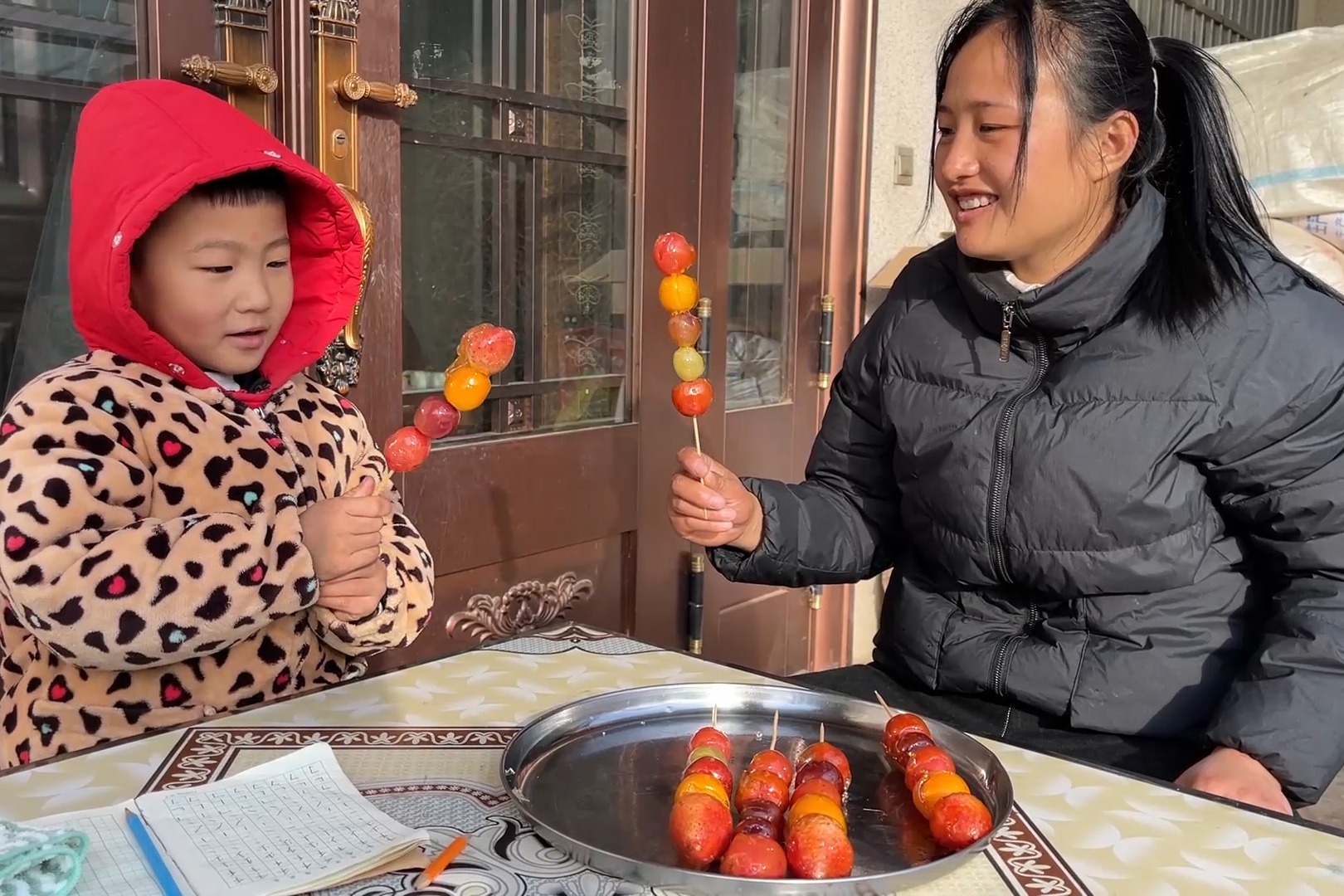 农村媳妇在家做爆米花，噼里啪啦爆一锅，外婆还是头一次见_凤凰网视频_凤凰网