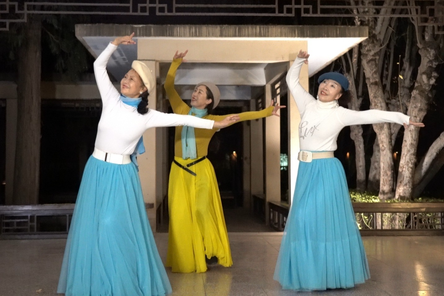 广场舞《心上的罗加》歌好听，舞更美，1遍2遍看不够