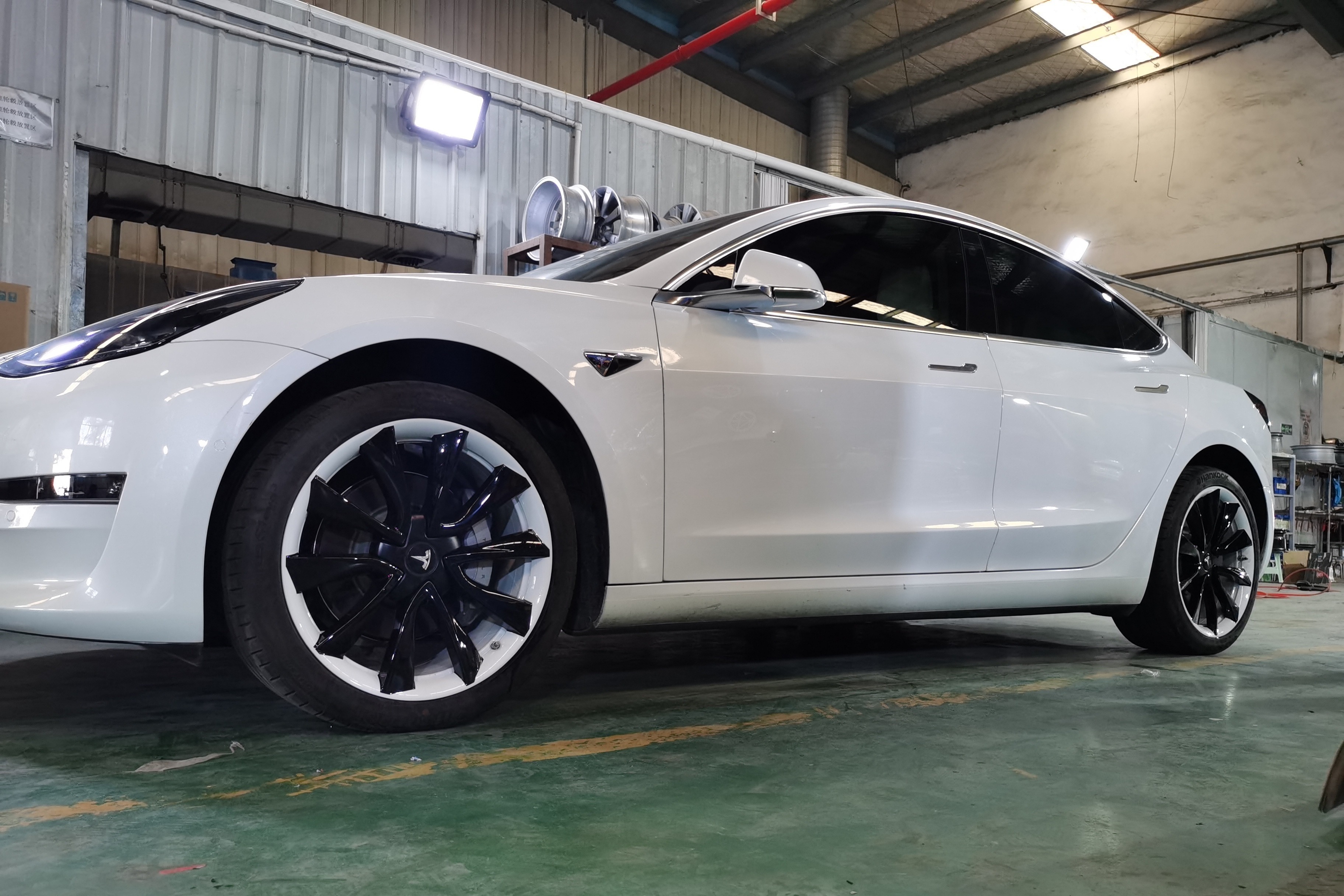 特斯拉model3轮毂改烤漆双色