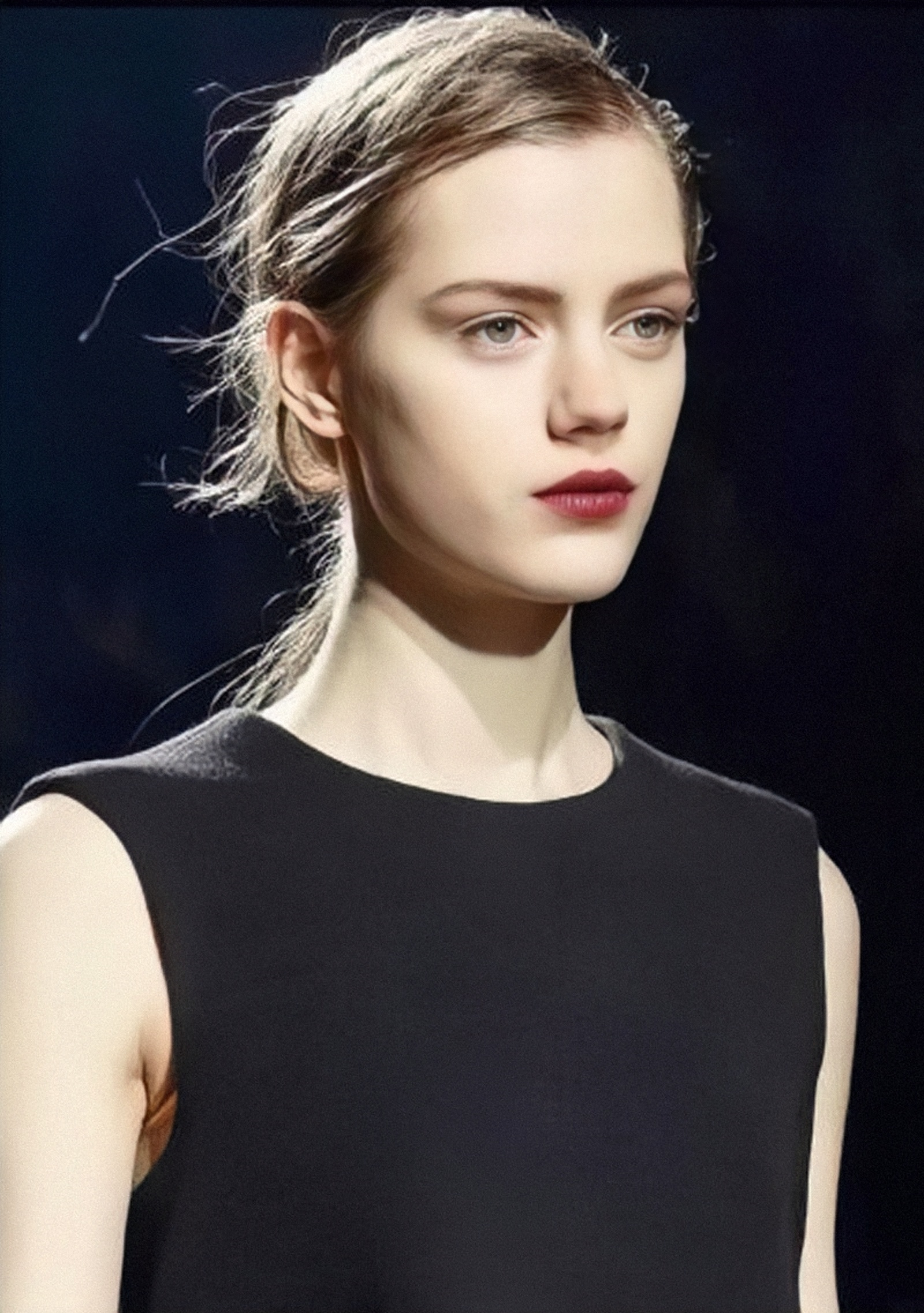 首先外形是最重要的,维持自己的身材和状态是一个模特最基本要做的