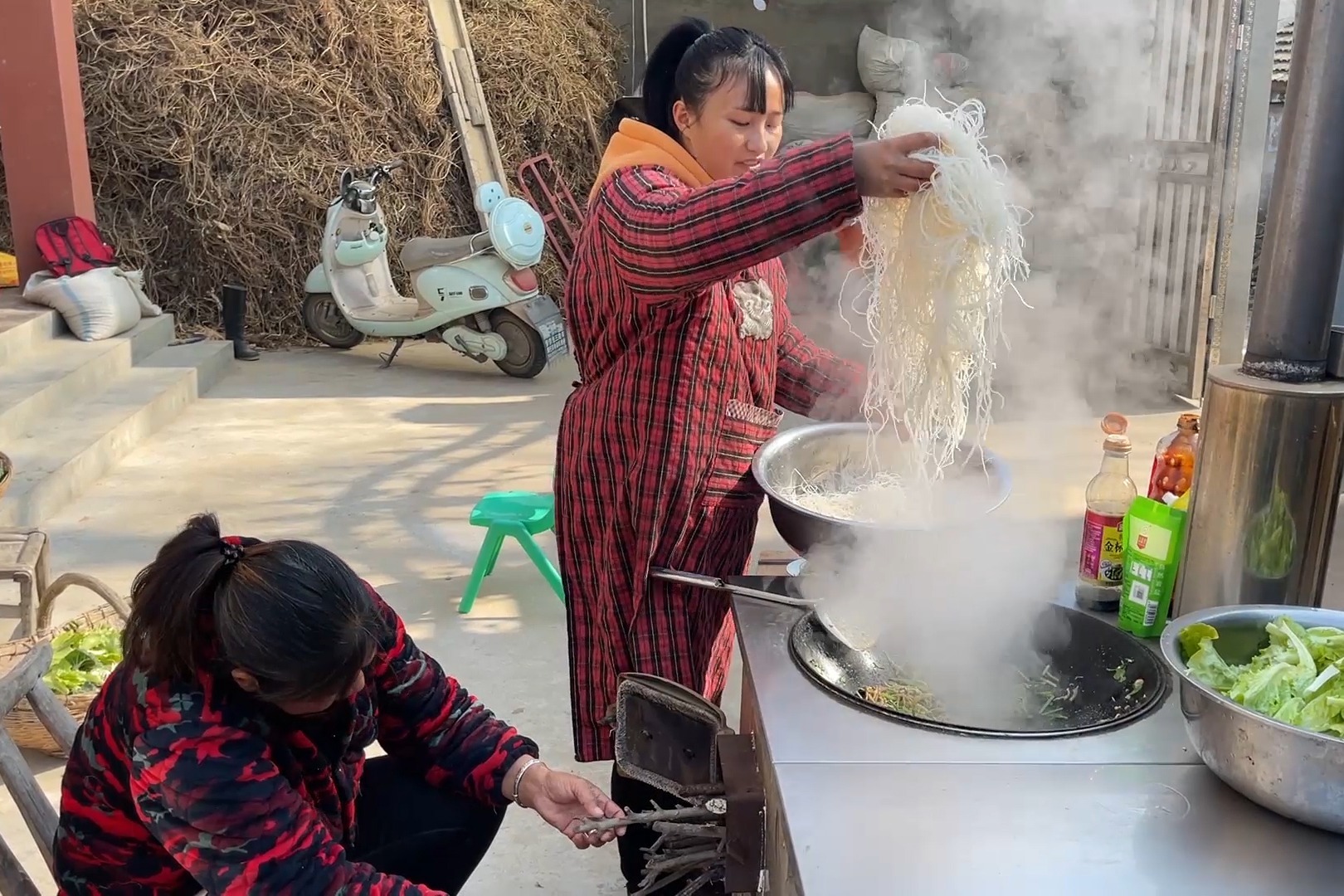 媳妇买8块钱的米线，掺点肉丝炒一大盆子，上桌大口小口吃撑了凤凰网视频凤凰网 6733