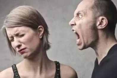 什么原因导致了暴力行为发生