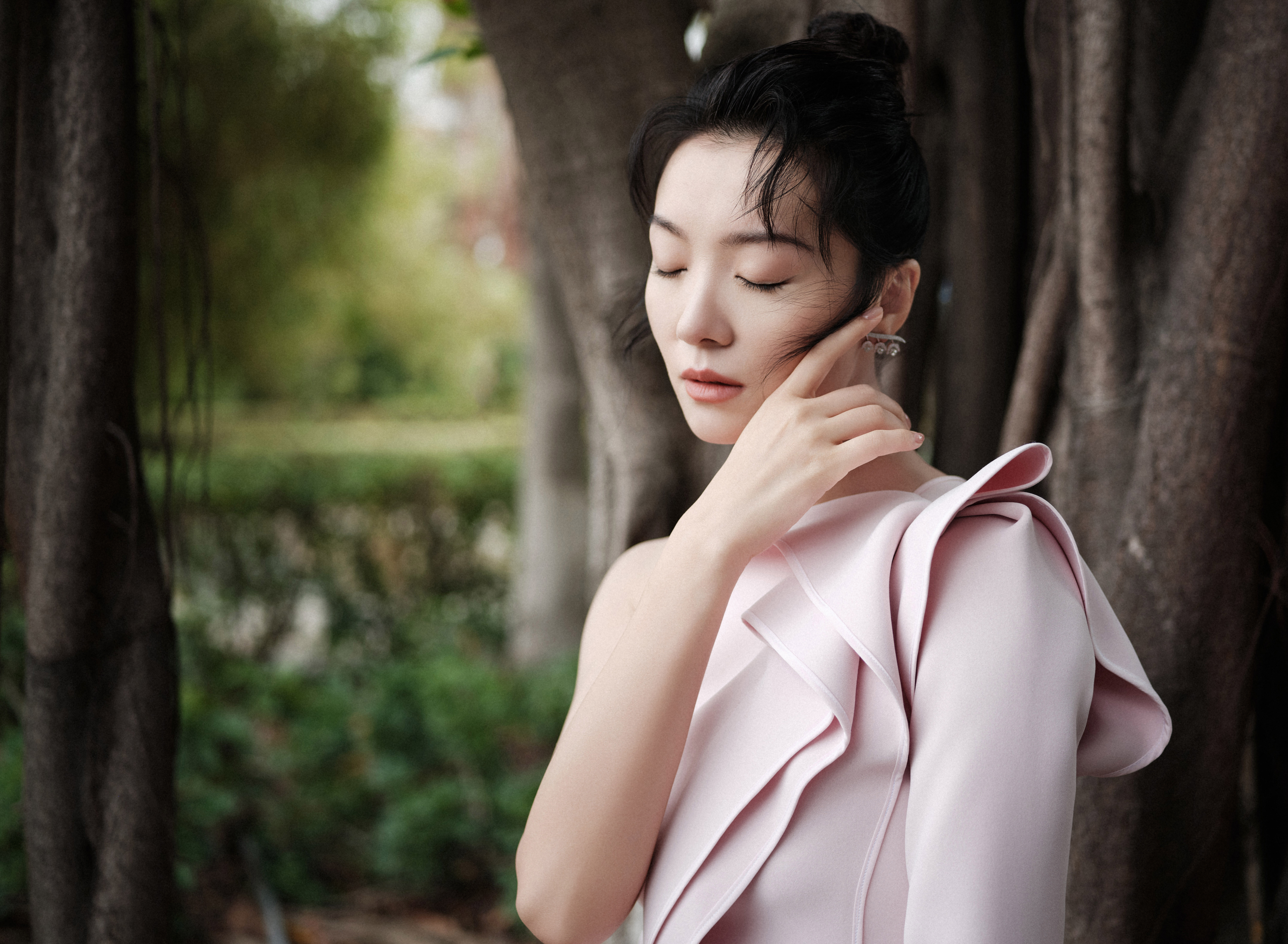 齐溪出席第34届中国电影金鸡奖颁奖典礼 出任班长带队体验生活_凤凰网