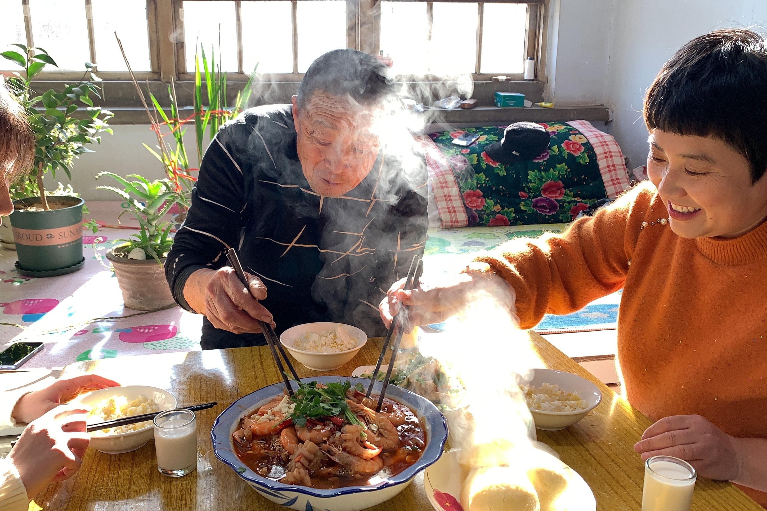 闺女放假回家，做个她爱吃的水煮海鲜，麻辣鲜香，好吃到停不下来