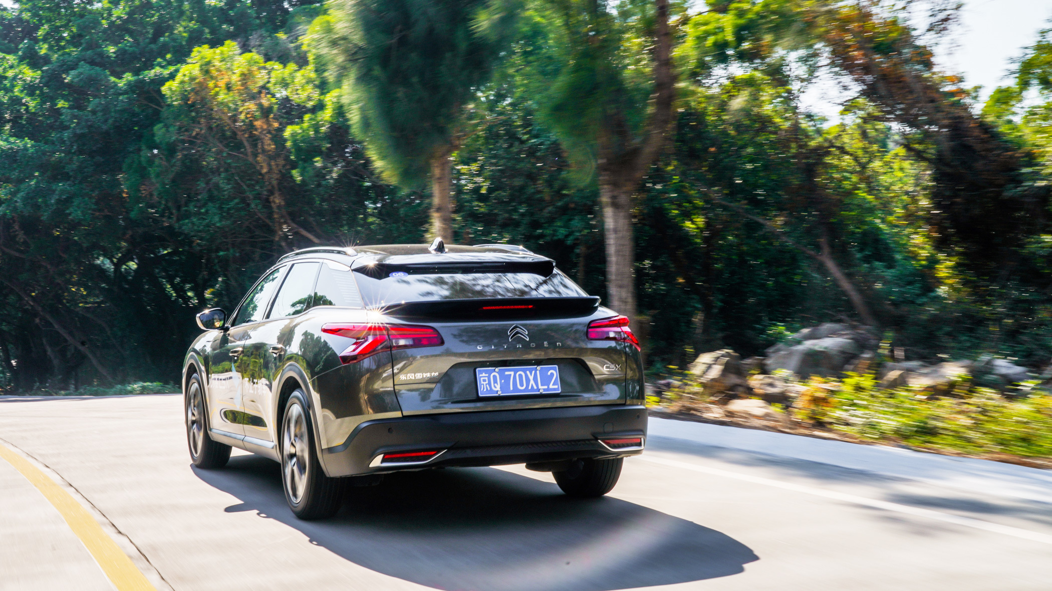 天马行空的设计 脚踏实地的诚意 试驾雪铁龙凡尔赛c5 x__凤凰网