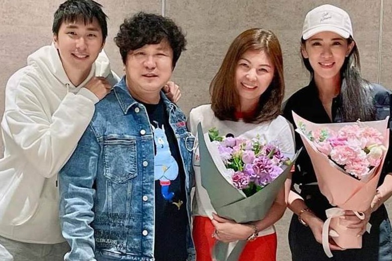 离婚20年，62岁男星与前妻罕见同框，前妻脱口一句话惊呆网友_凤凰网
