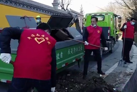 市委书记带头 平凉领导干部穿上红马甲上街只为这件事
