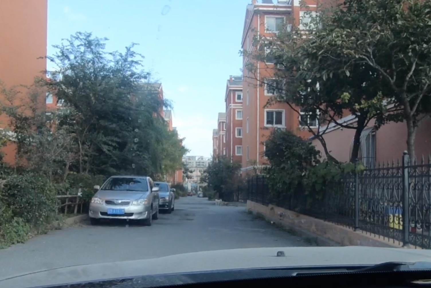 大连迎客路的蓝天花苑小区道路太烂，就像走山道，难道没物业？