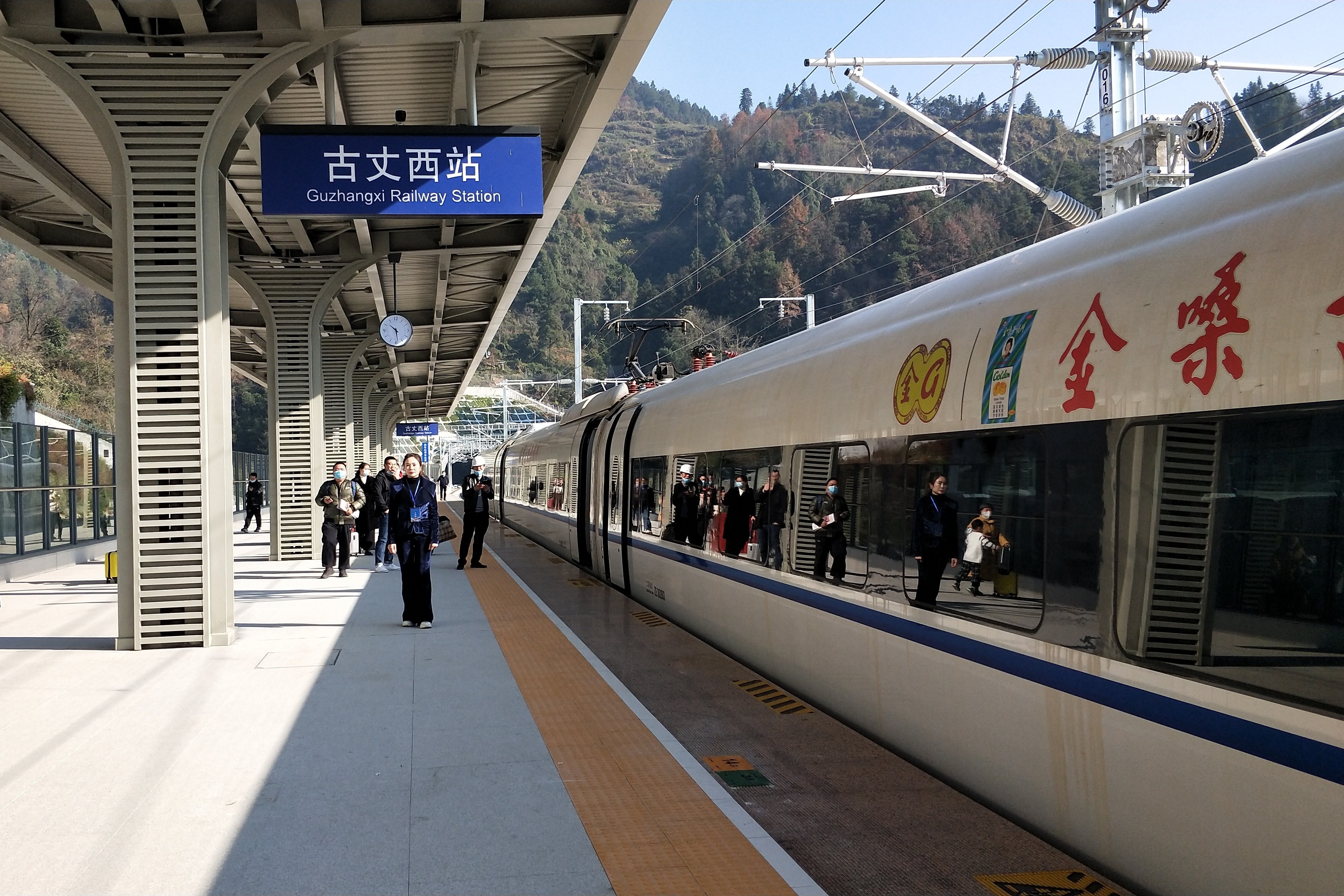 全国人大代表龙献文挑担茶叶乘高铁古丈迈入高铁新时代