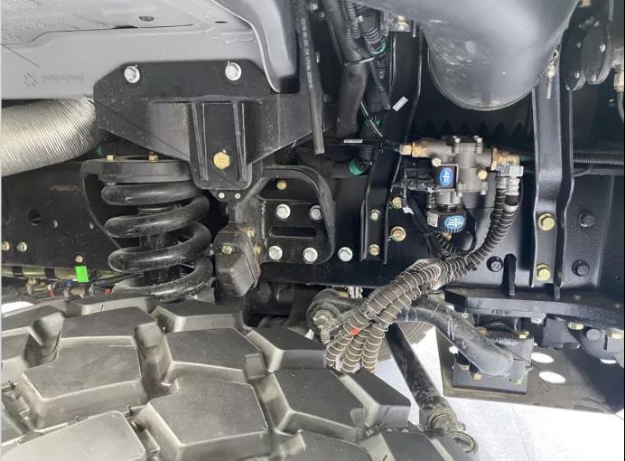 为了更好的提升越野能力,"流浪者"并没有采用乌尼莫克"门式桥"的驱动