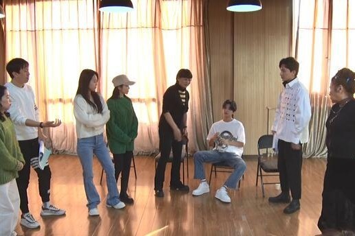 话剧《疯子上场》排练 杜宁林 潘婕等演绎剧场情怀 