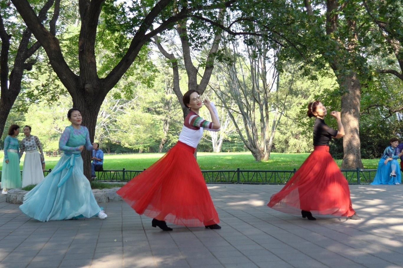 公园随拍广场舞浪拉山情歌声悦耳动听舞步优美