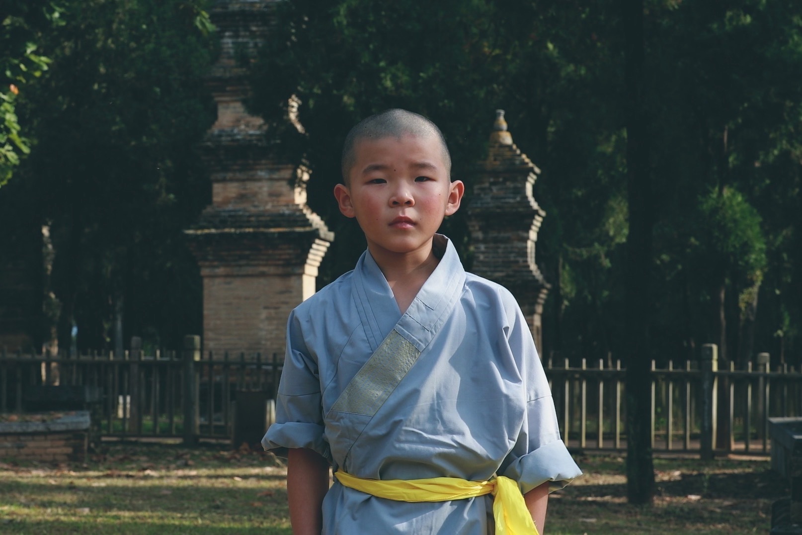 少林师徒朱腾威,庞家贺游少林寺,塔林练功圆童年的少林功夫梦.