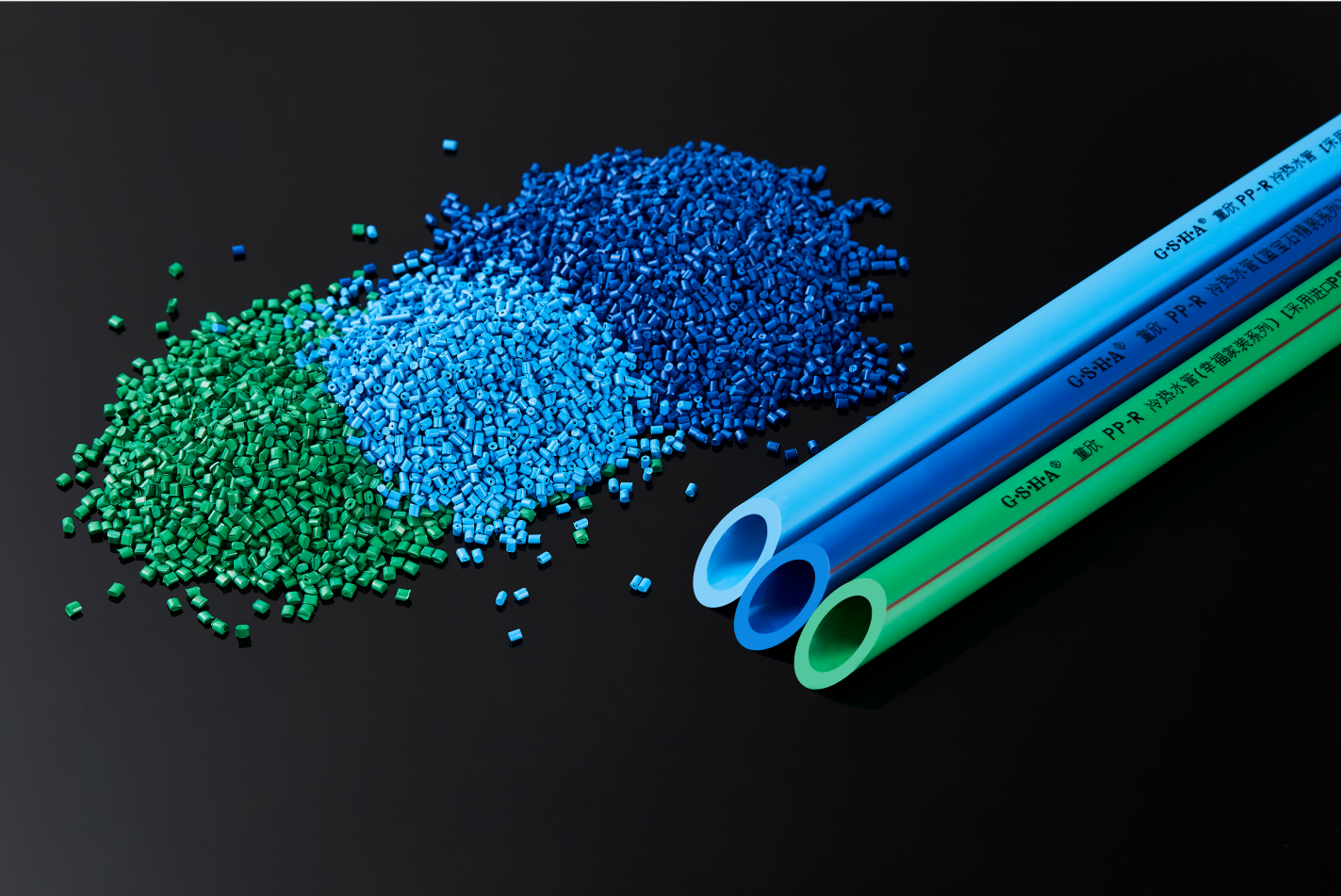 二,要"摸"看颜色:好的pp-r水管颜色纯正,无