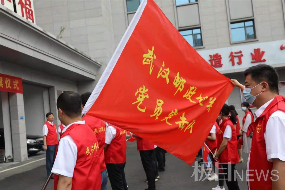 保暢民生物資運輸線武漢郵政突擊隊駐守沌口江夏助力投攬配送