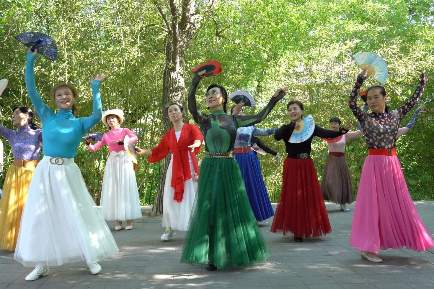 蔡老师领跳广场舞旗袍美人舞步优美好看旋律悦耳动听