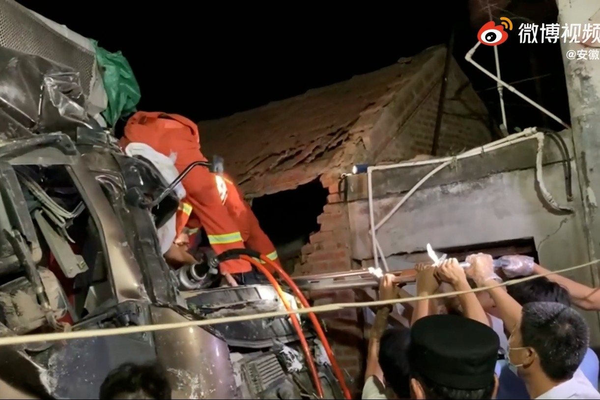 小货车追尾皮卡车致一人被困 六安消防紧急施救！