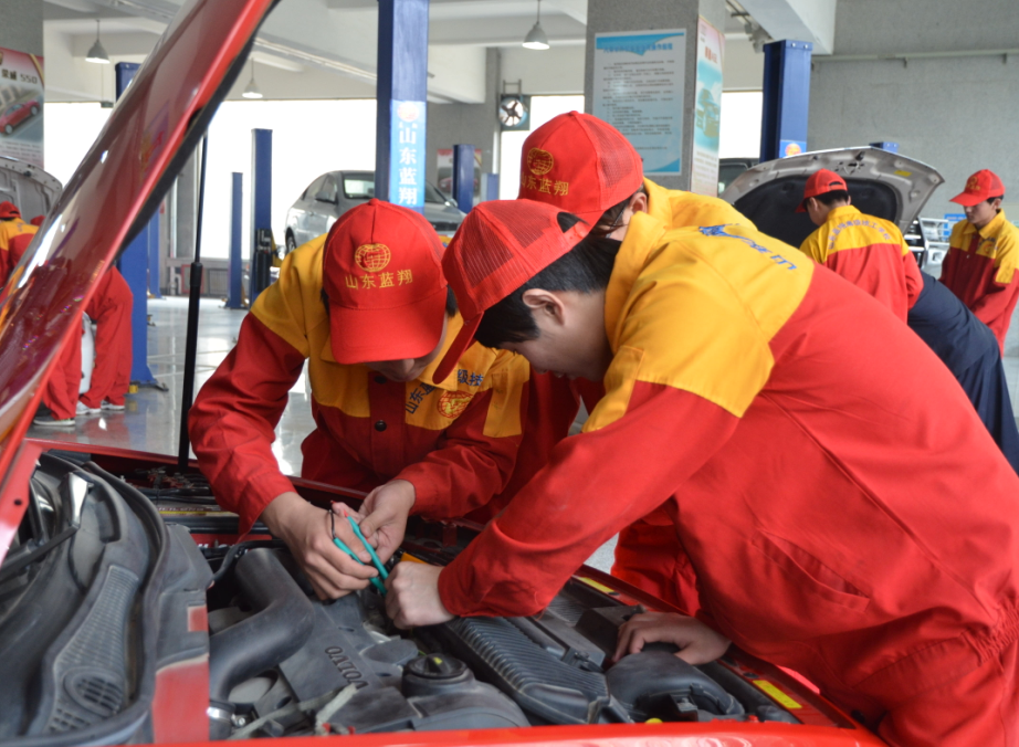 山东蓝翔汽修学校主要有什么专业?汽修专业主要学什么?(山东蓝翔汽修学院报名费)