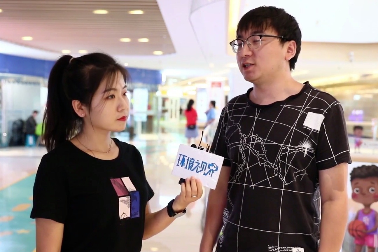 街头采访:你支持在公共设施上投放广告吗