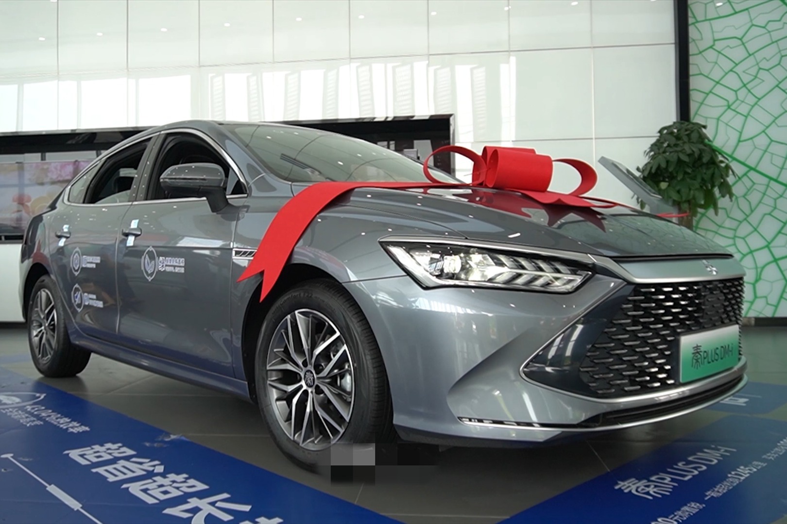 极速探店：免购置税，最低首付15%，比亚迪秦PLUS DM-i了解下