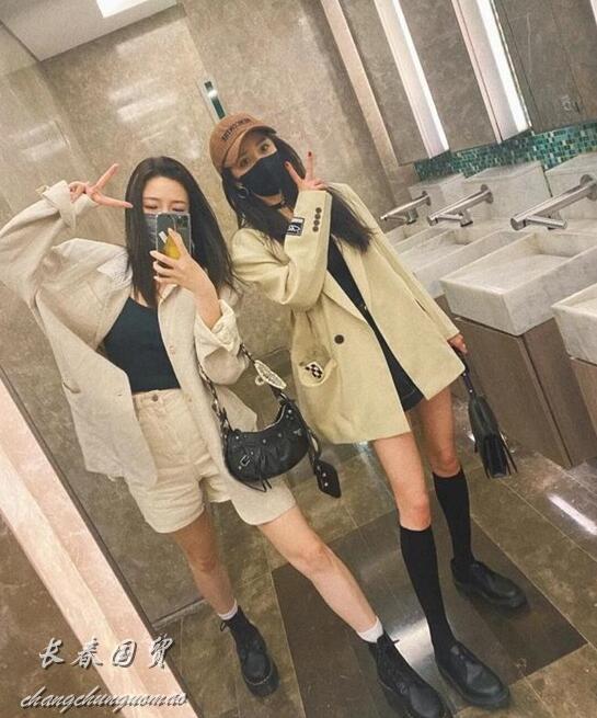 杨幂七夕节陪女友逛街吃冰淇淋打扮青春俏丽大长腿吸睛抢镜