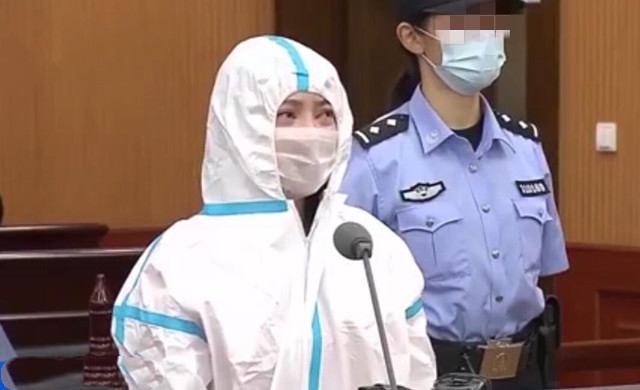 郭美美出庭受审庭审现场照曝光所售70元一粒减肥糖成本仅5毛