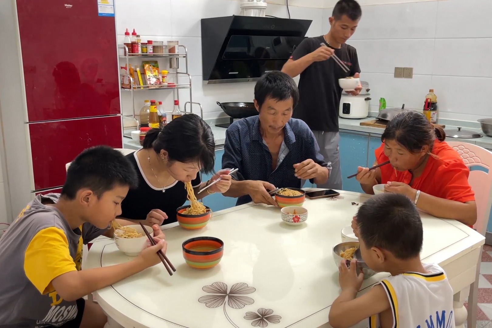 农村儿子过生日，妈妈做一桌丰盛的午餐，一家人高高兴兴吃一顿_凤凰网视频_凤凰网