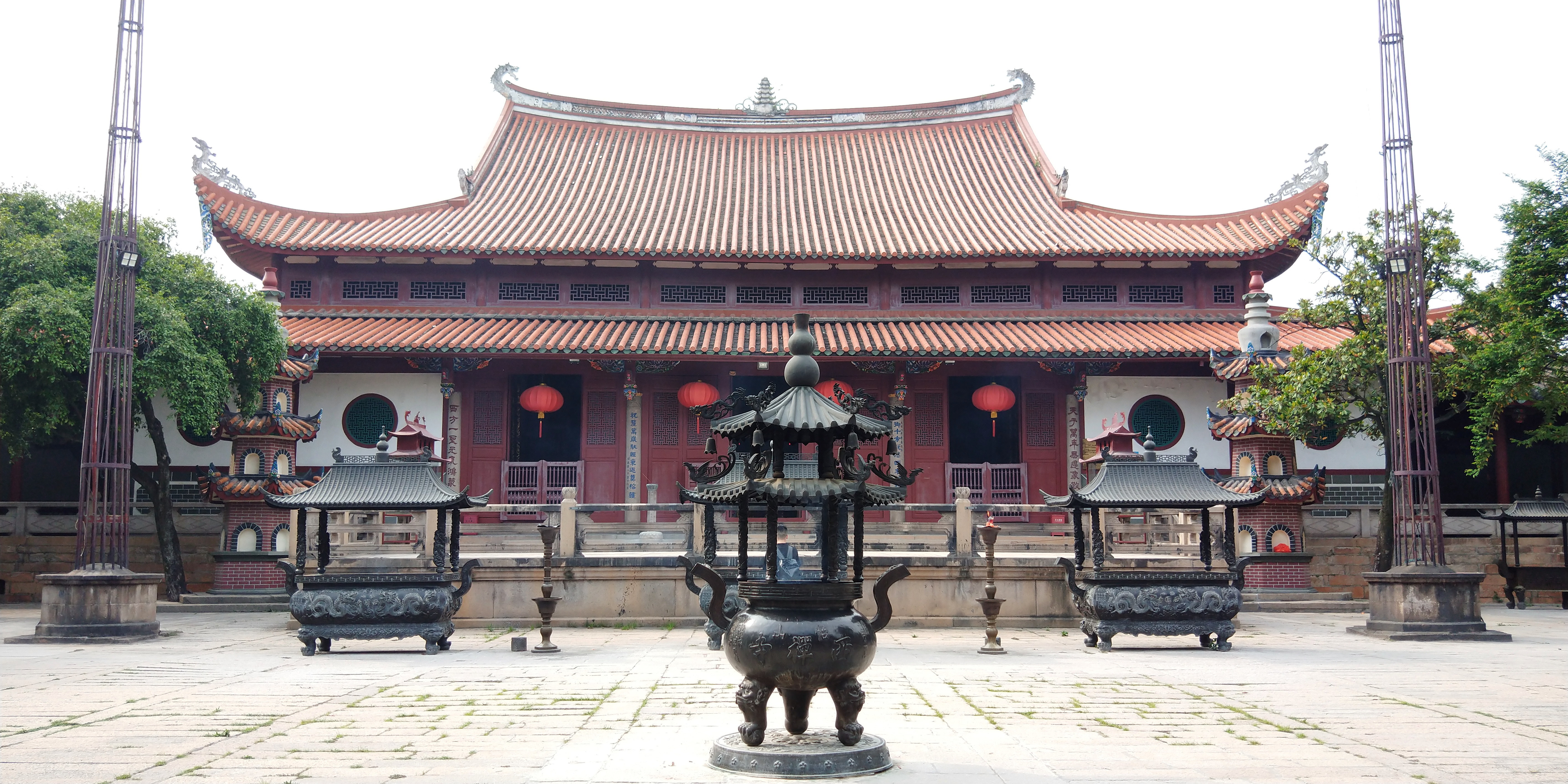 西禅寺位于西郊怡山之麓,名列福州五大禅林之一,为全国重点寺庙.