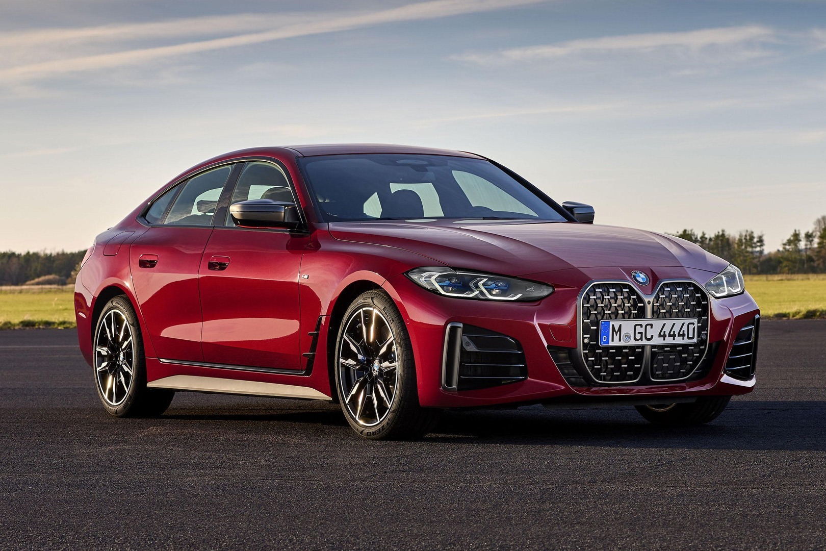 全新一代奔驰C级与宝马4系谁更值得买？