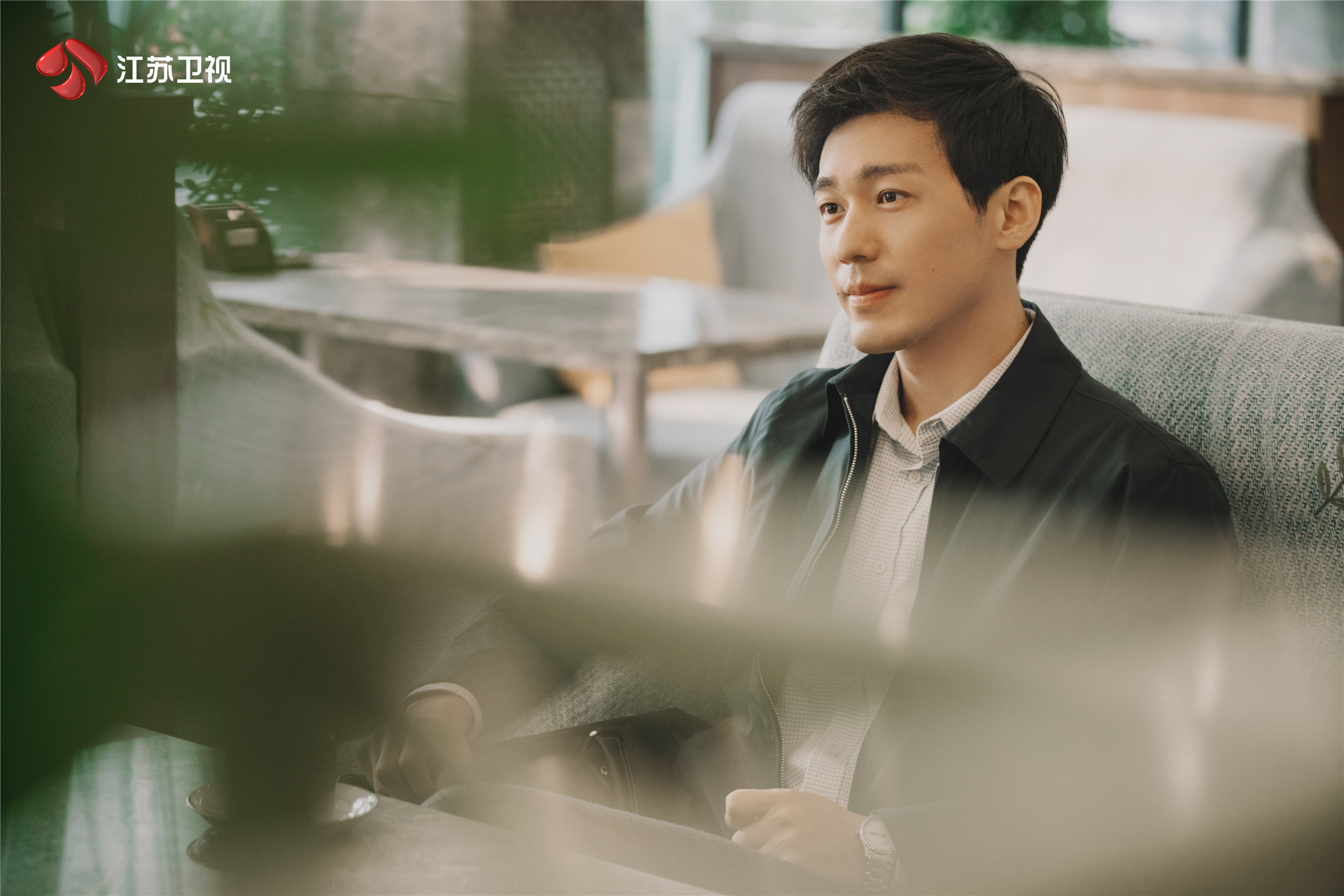 乔一成疼爱弟弟妹妹,却又想要逃离束缚他的家;他在