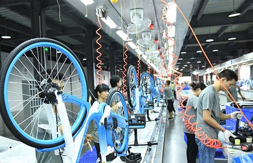 (哈啰单车佛山凤凰产线工人生产作业)