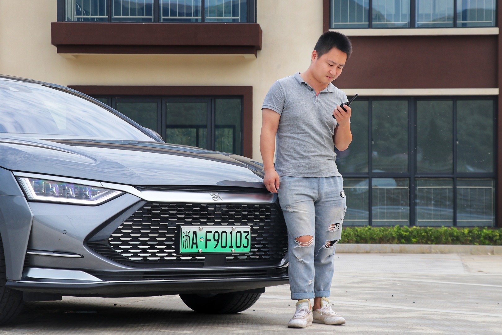 最大扭矩650牛米，豪华感媲美奔驰E级，试驾比亚迪汉DM！