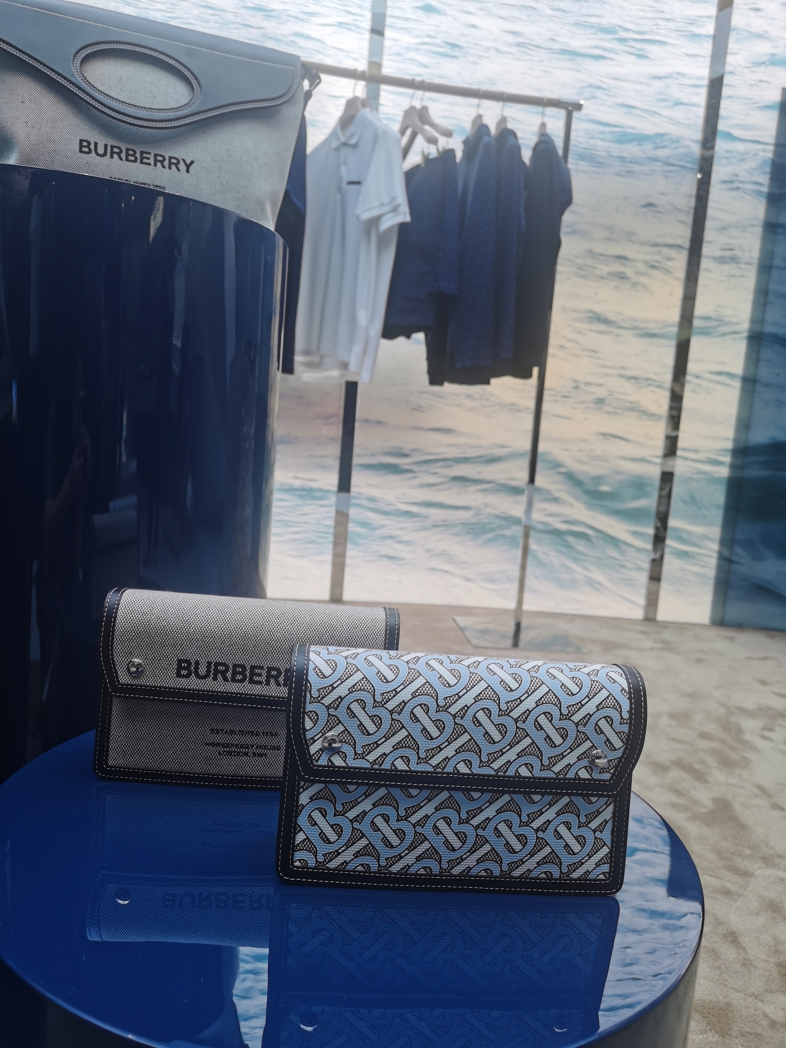 burberry tb夏季专属标识主题限时精品店登陆成都远洋太古里__凤凰网