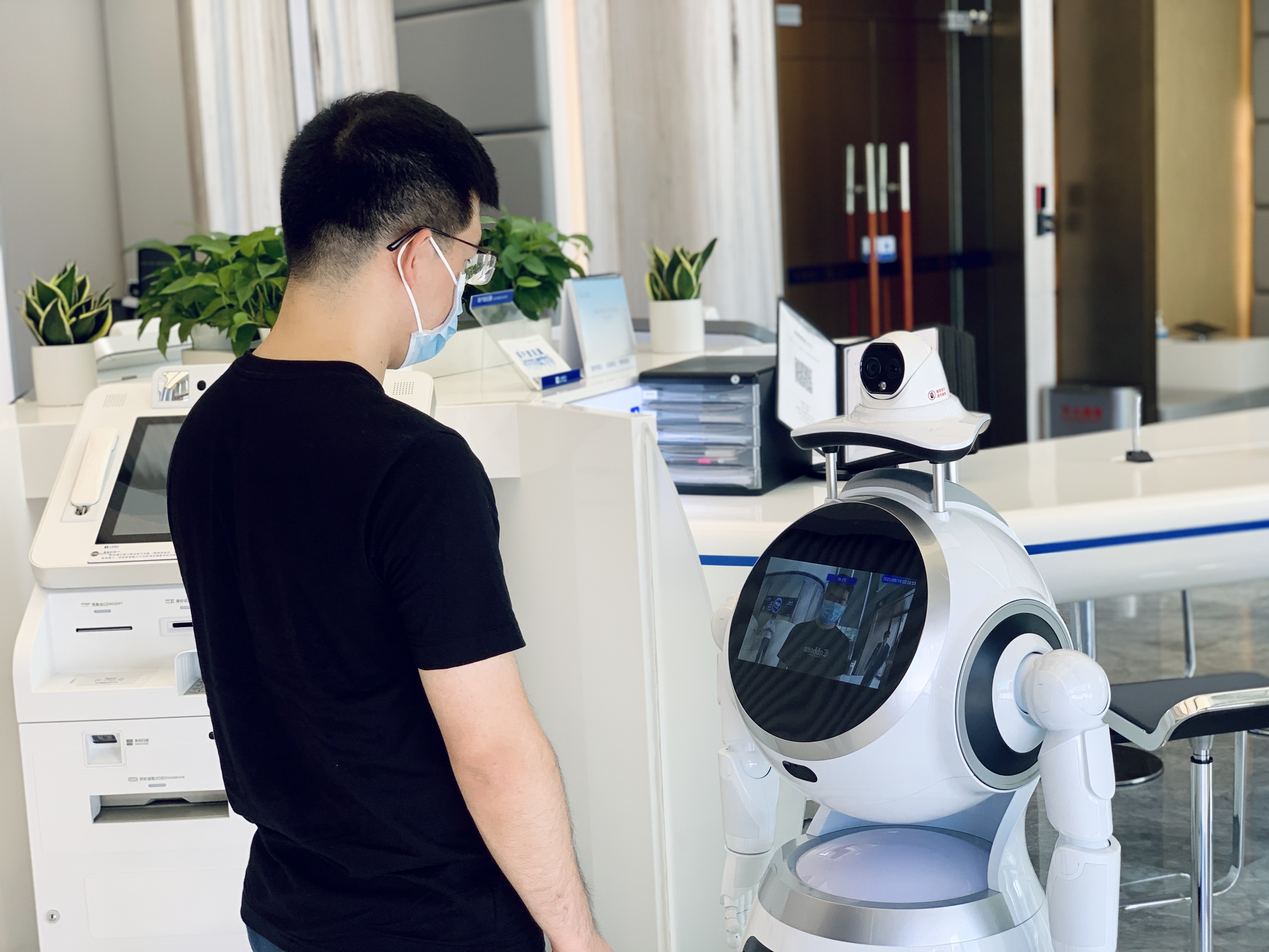 疫情防控常态化优必选克鲁泽机器人助力打造ai金融