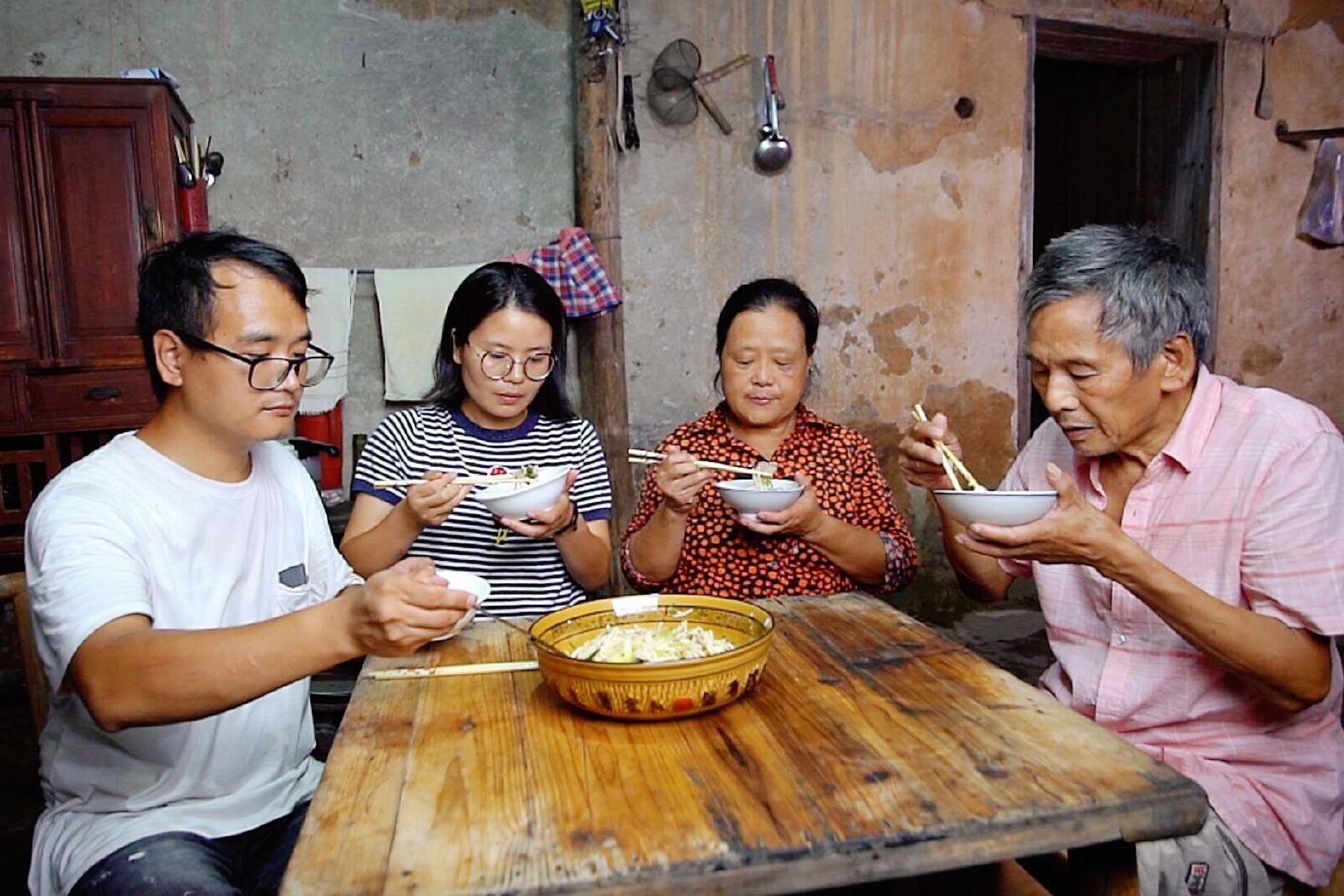 兒媳婦跟農村婆婆同住婆婆過了飯點才做飯看一家人午飯做啥吃