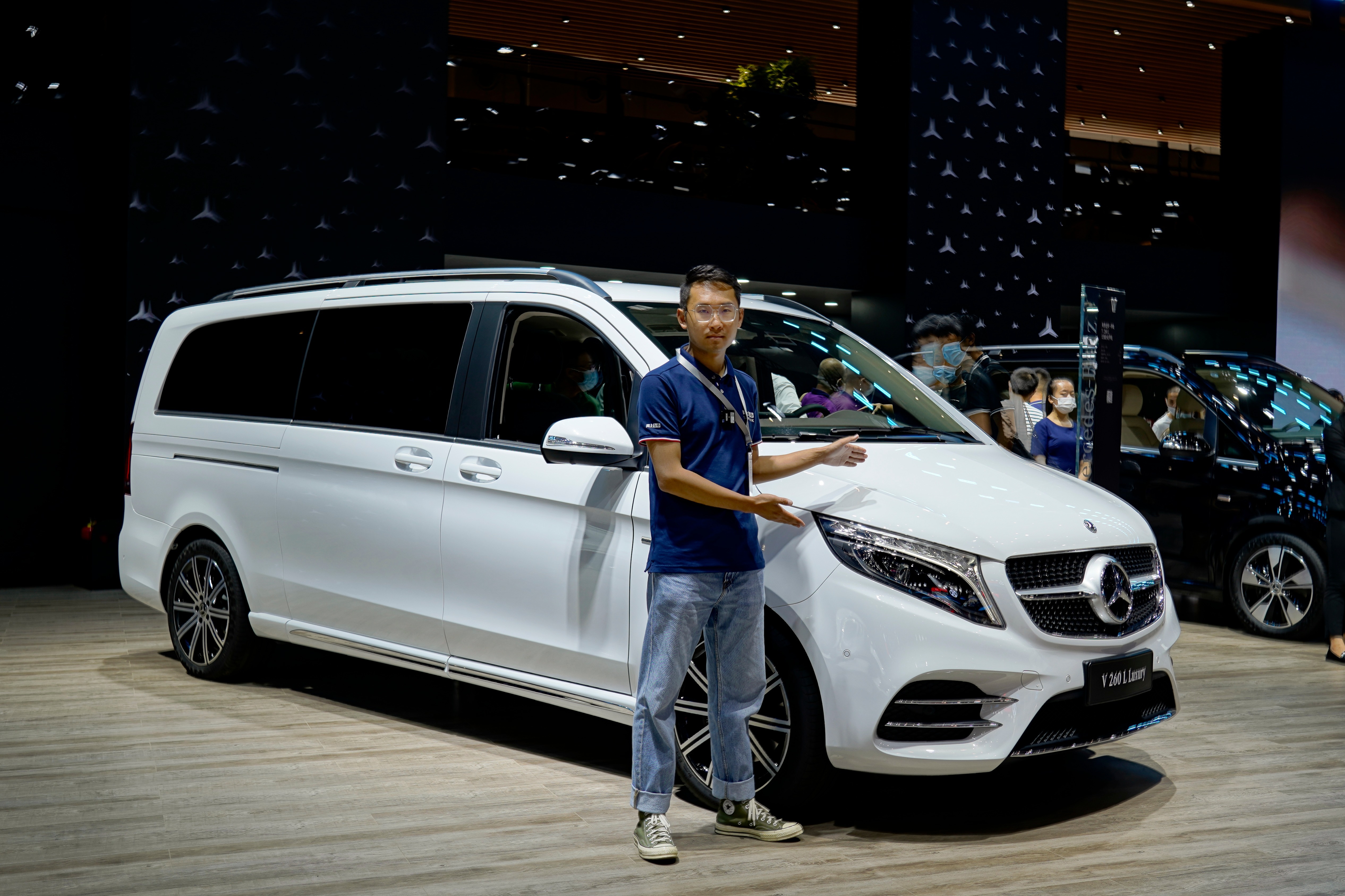 奔驰新款V级初体验：车内以为是迈巴赫S级，这才是MPV天花板？