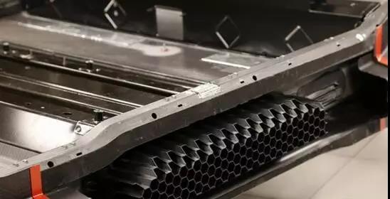 与铝合金结构件相比,碳纤维复合材料减重效果可达到20%-40%,与钢类