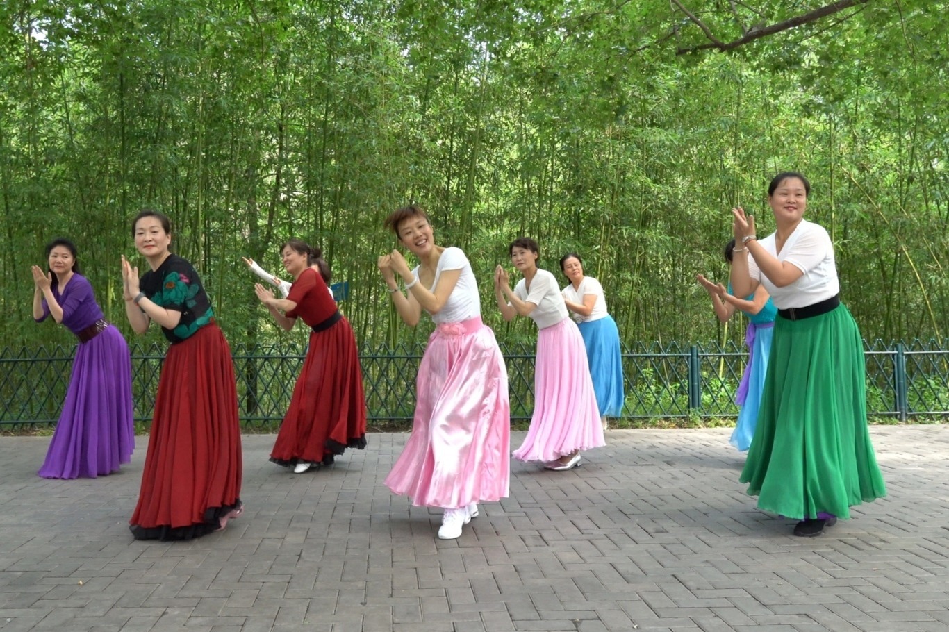 紫竹院广场舞《藏族生日歌》团队版,旋律好听,舞步整齐好看