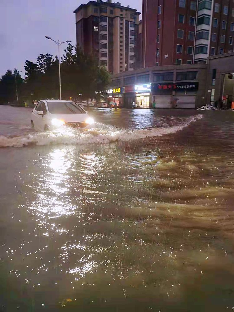 可敬的他们逆流而上,顶暴雨,战大水,用肩膀和满腔热血守护着长垣市民