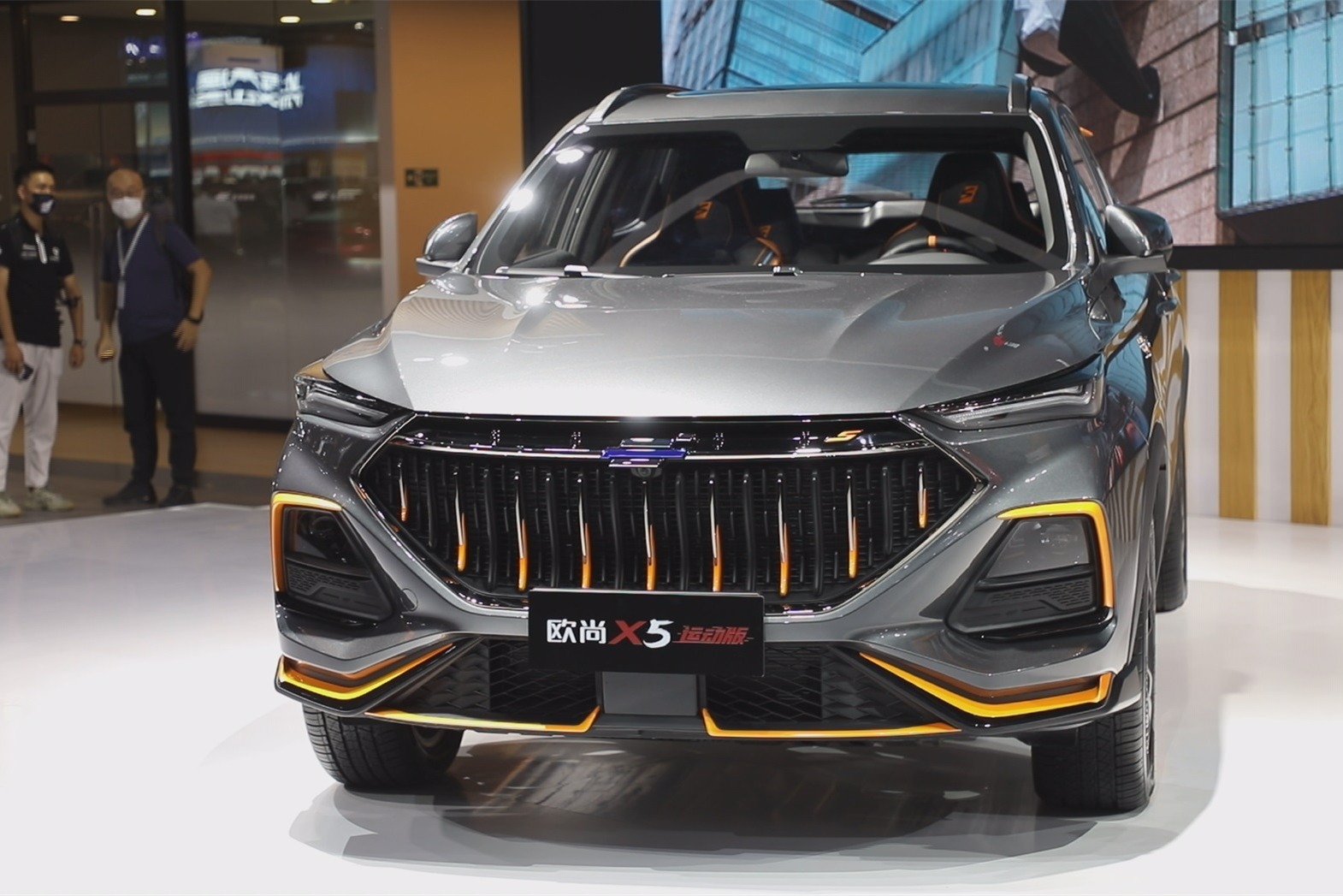 "觉醒橙"配色个性化拉满 长安欧尚x5运动版重磅亮相成都车展