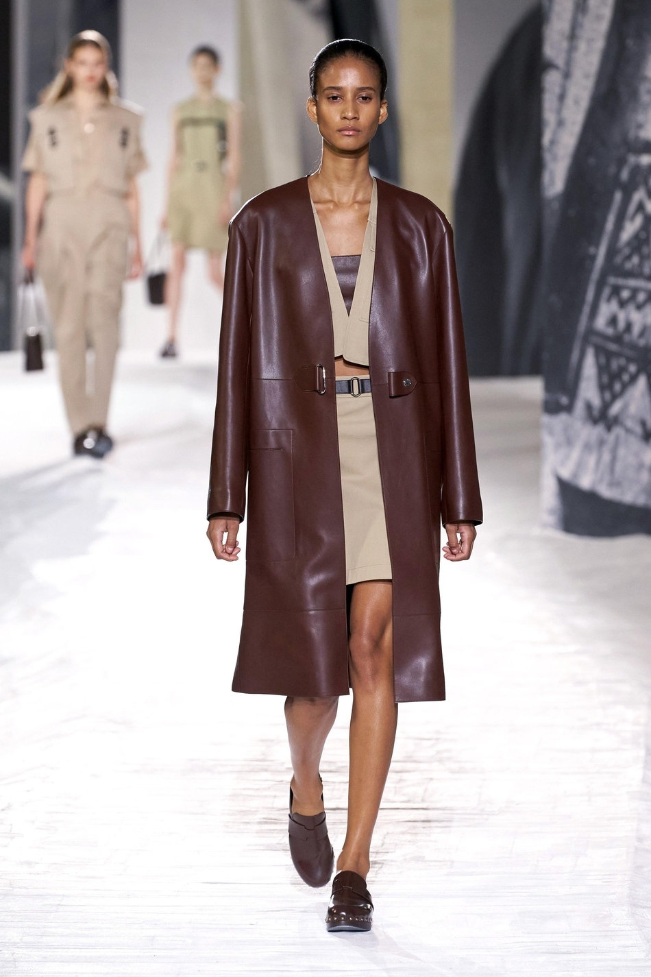 hermès 2021春夏系列,简洁且高级的剪裁,充分凸显爱马仕精湛的皮革