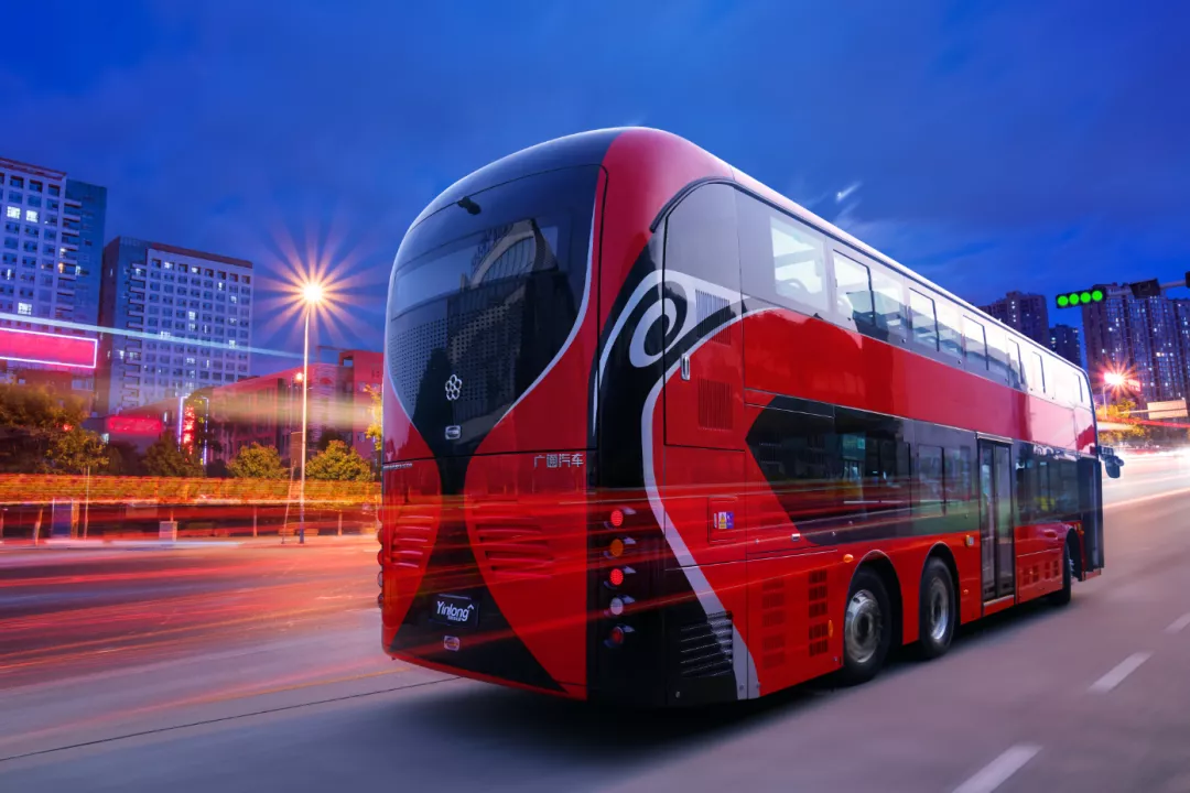 银隆新能源脸谱双层巴士车身以红,黑两色为主基调,线条顺畅自然,车头