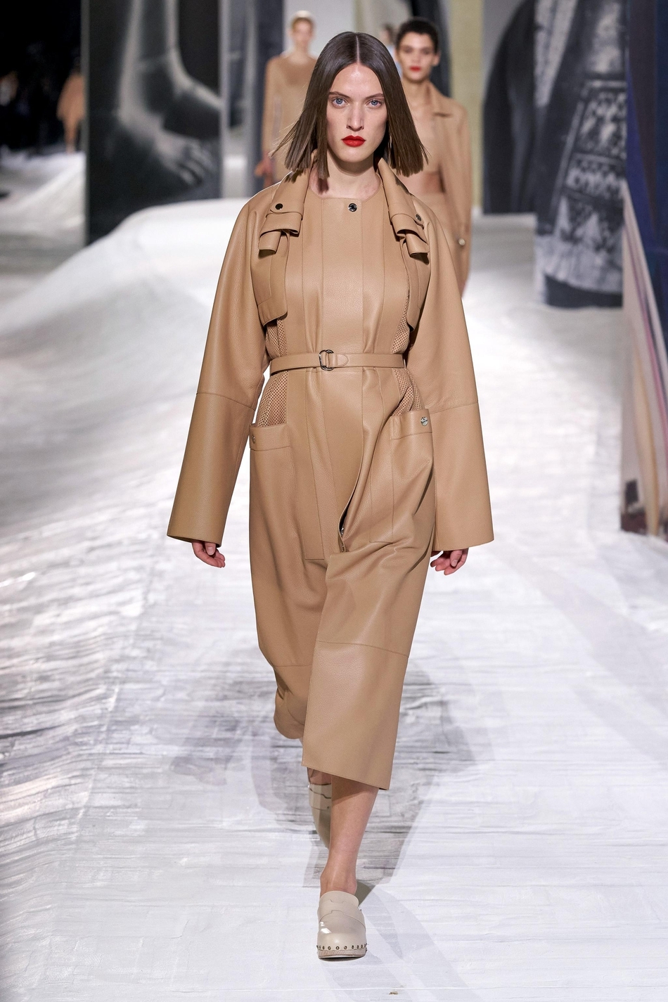 hermès 2021春夏系列,简洁且高级的剪裁,充分凸显爱马仕精湛的皮革