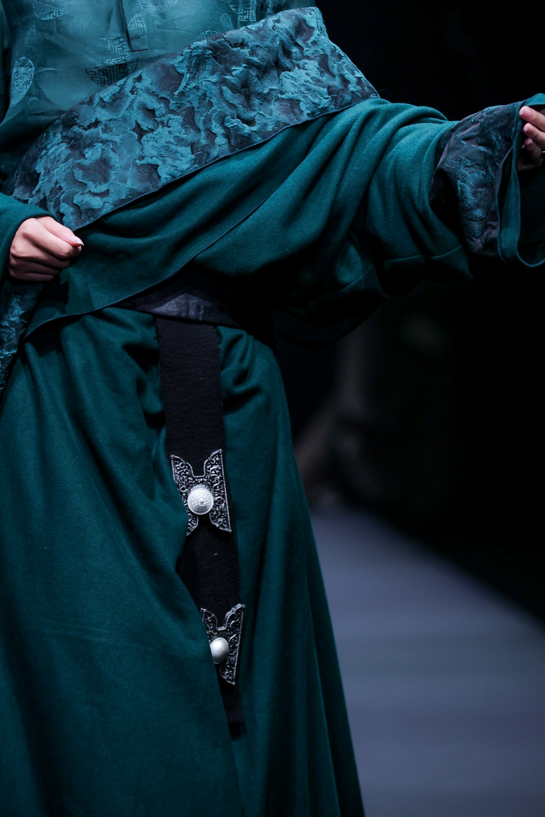 国潮设计新势力!阿佳娜姆民族风潮星童模秀惊艳中国时装周