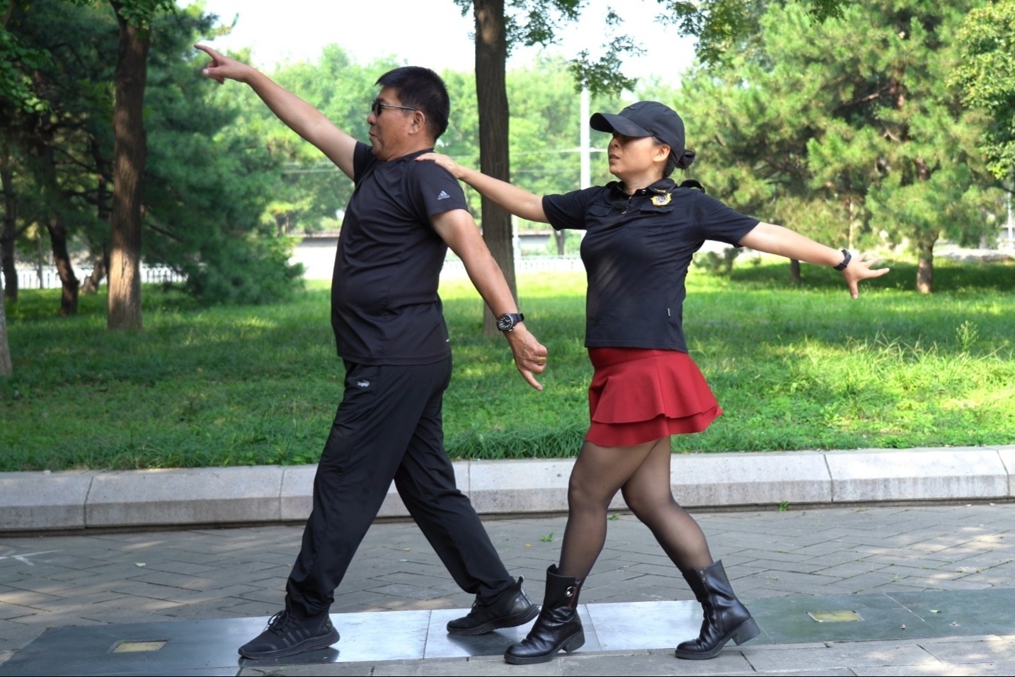 明儿老师和胖大叔表演广场舞《来跳舞》节奏动感，舞步轻盈好看