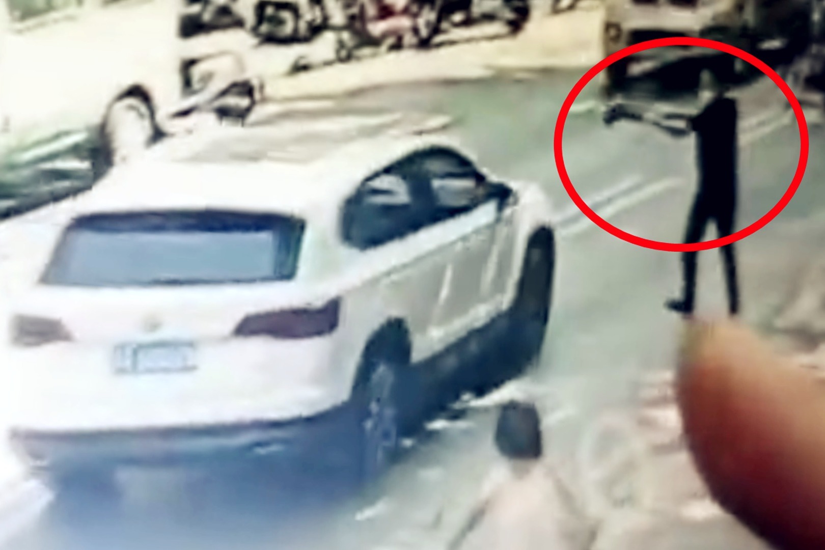 监拍：武汉枪击案嫌犯当街逃窜 持枪威胁过往司机停车！