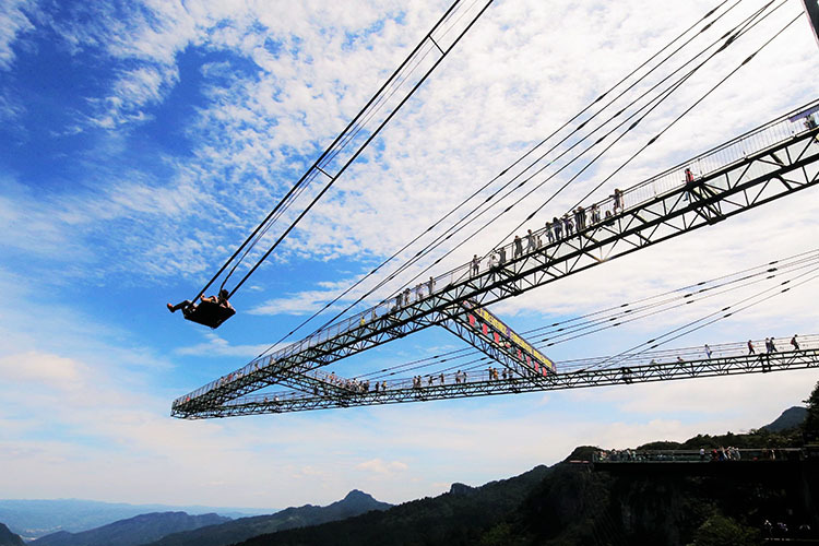 悬崖秋千在挑战极限中触摸天空